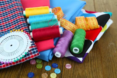 Ahşap masaya aksesuar dikiyorum.