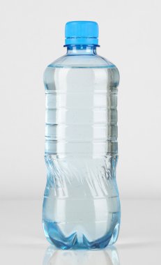 Beyaz üzerine izole edilmiş plastik su şişesi.