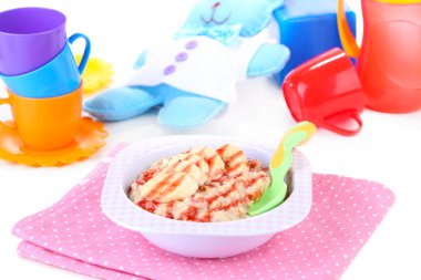 Yulaf lapası bebek oyuncakları arka plan üzerinde için kase