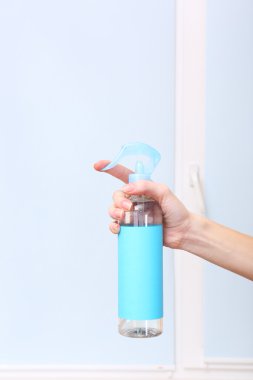 toz boya spreyi el yakın çekim