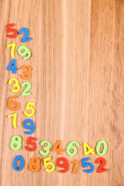 ahşap arka plan üzerinde renkli numaralar
