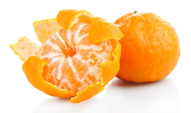 Olgun tatlı mandalina, üzerinde beyaz izole
