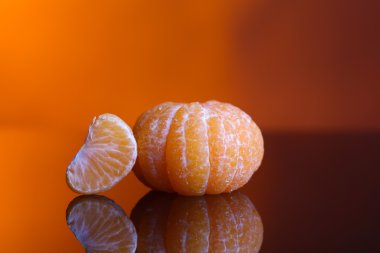 koyu renk arka plan üzerinde olgunlaşmış tatlı Kızıl