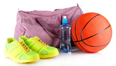 spor çantası ile üzerine beyaz izole spor malzemeleri