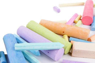 çeşitli renk üzerine beyaz izole, tebeşirler