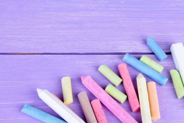 ahşap arka plan renkleri çeşitli tebeşirler