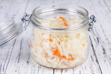 cam, ahşap zemin üzerinde marine edilmiş lahana (lahana turşusu)