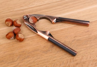 Fındıkkıran ve ahşap zemin üzerine fındık