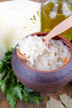 kompozisyon ile marine edilmiş ve taze lahana (lahana turşusu), baharatlar, ahşap masa arka plan üzerinde