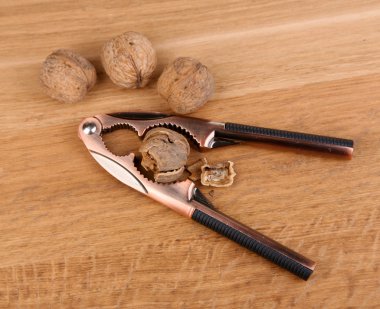 Tahta arka planda fındık kıracağı ve ceviz