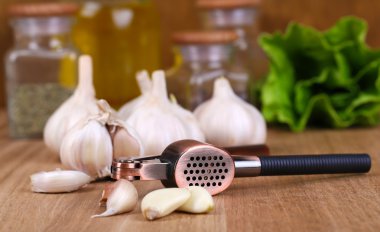 sarımsak ile kompozisyon düğmesine basarak ahşap zemin üzerine baharat ile taze sarımsak ve Cam Kavanoz