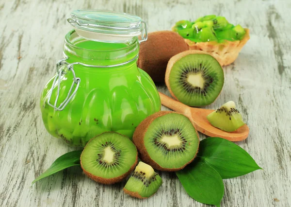 Glas Marmelade Kiwi auf Holztisch in Großaufnahme — Stockfoto