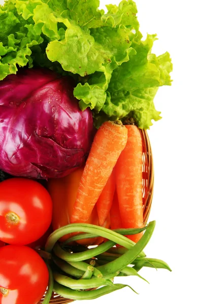 Verschillende groenten in mand geïsoleerd op wit — Stockfoto