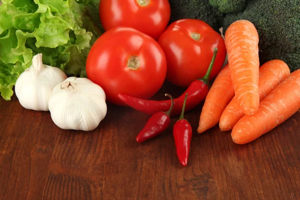 Composition des différents légumes sur fond de bois — Photo