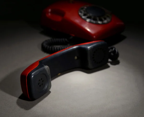 Telefone retro vermelho no fundo de cor escura — Fotografia de Stock