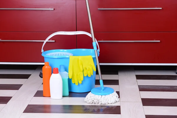 Limpeza da casa com esfregão — Fotografia de Stock
