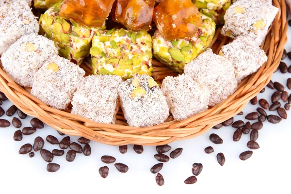 Smaczne orientalnych słodyczy na Wiklinowy taca, na białym tle — Zdjęcie stockowe