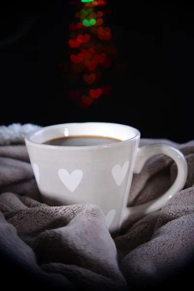 Tazza di caffè con plaid su sfondo scuro — Foto Stock