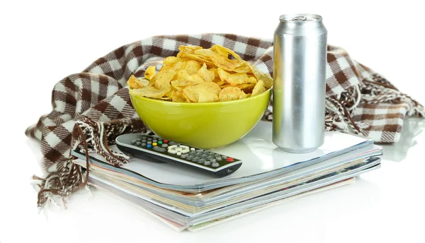 Chips in Schüssel und TV-Fernbedienung isoliert auf weiß — Stockfoto