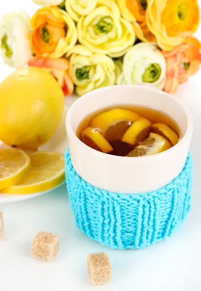 Taza de té con limón de cerca — Foto de Stock