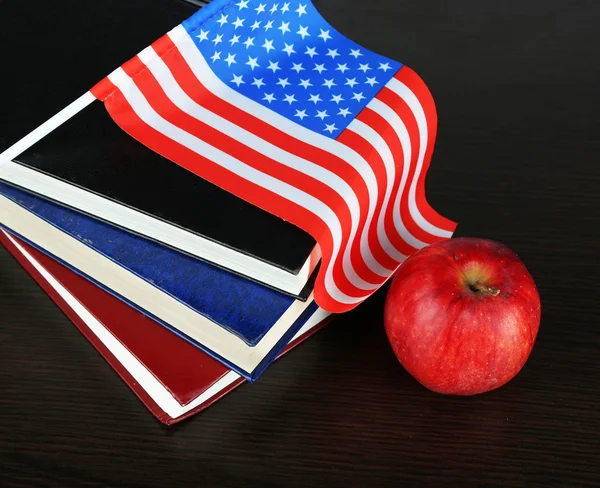 Composición de la bandera americana, libros y manzana sobre fondo de mesa de madera —  Fotos de Stock