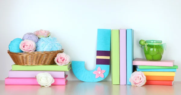 Shelf decorated with handmade knit letter — Stock Photo, Image