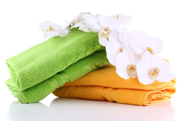 彩色毛巾和孤立的白色衬底上的花朵， — 图库照片