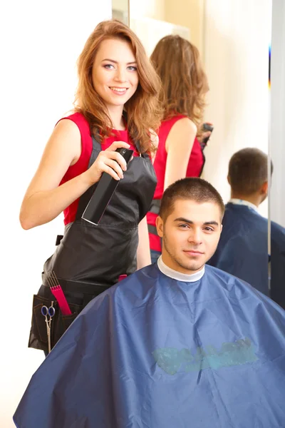 Schöne Mädchen Friseur tun Friseur Kerl in Schönheitssalon — Stockfoto