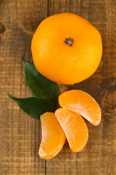 Rijpe mandarijnen op houten ondergrond — Stockfoto
