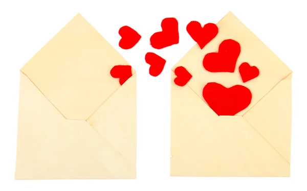 Красивые старые конверты с декоративными сердцами, изолированные на белом — стоковое фото