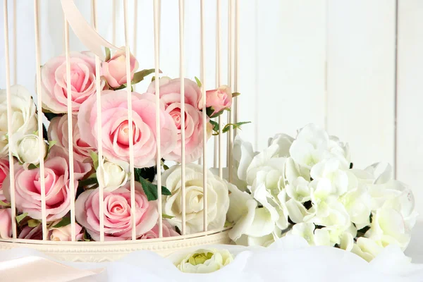 Szép dekoratív ketrec, gyönyörű virágok — Stock Fotó