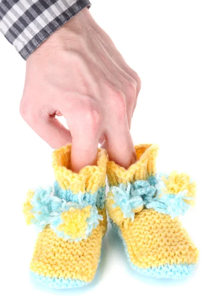 Mão com botas de malha para bebê, isolado em branco — Fotografia de Stock