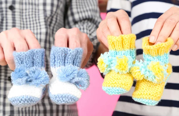 Hands with crocheted booties for baby, close-up — Stock Photo, Image