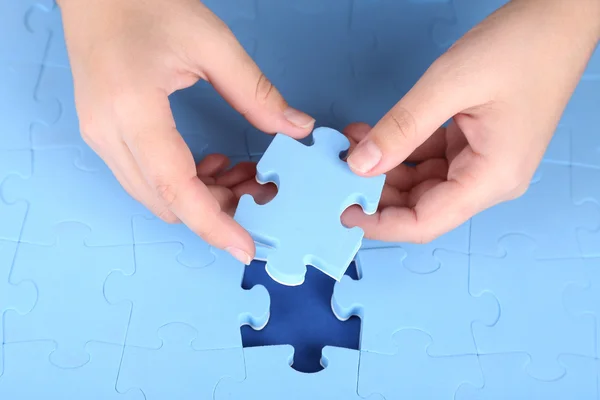 Mano tenendo pezzo puzzle, da vicino — Foto Stock