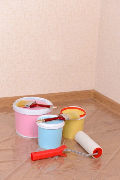 Farba na podłogę w pokoju — Zdjęcie stockowe