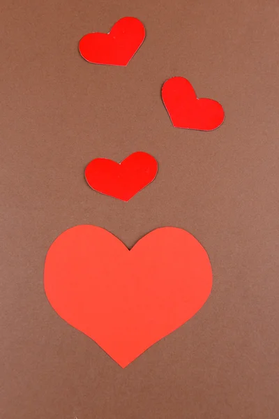 Καρδιές χαρτί σε καφέ φόντο — Φωτογραφία Αρχείου