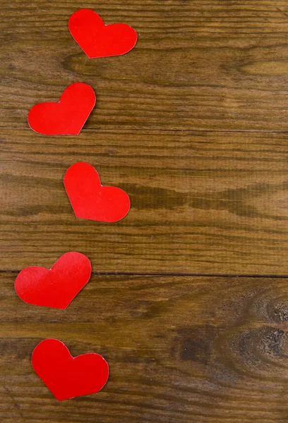 Corações de papel em fundo de madeira — Fotografia de Stock