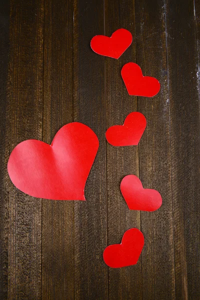 Corazones de papel sobre fondo de madera — Foto de Stock