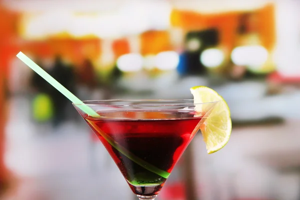 Стакан вкусного коктейля на ярком фоне — стоковое фото