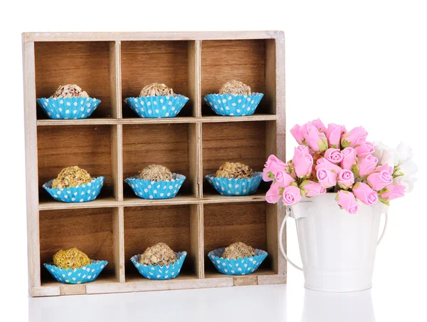 Dulces de chocolate en caja aislada en blanco — Foto de Stock