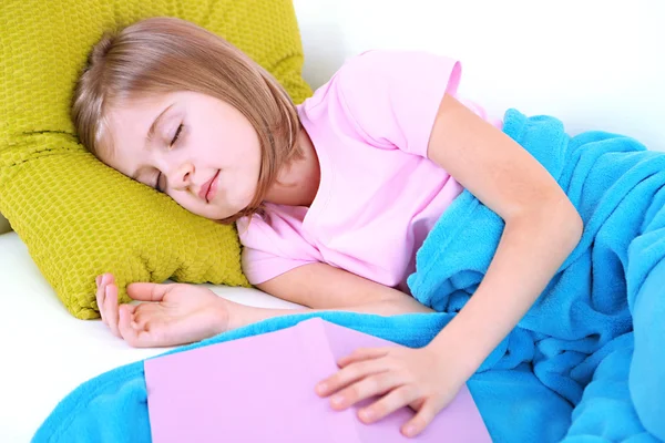 Маленька дівчинка спить на дивані крупним планом — стокове фото