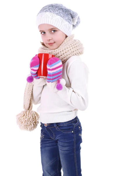 Krásná holčička drží červený pohár izolovaných na bílém — Stock fotografie