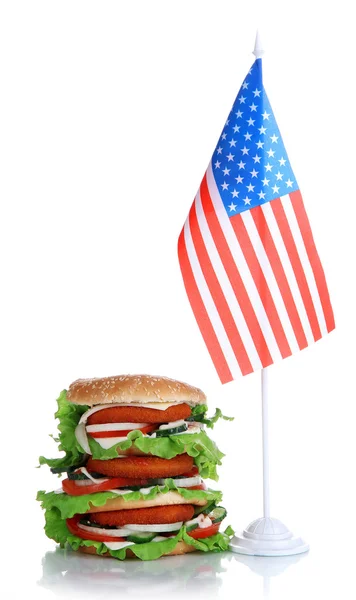 Hatalmas burger és a zászló, elszigetelt fehér kompozíció — Stock Fotó