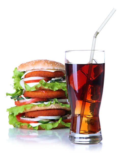 巨大なハンバーガーと白で隔離され、冷たい飲み物のガラス — ストック写真
