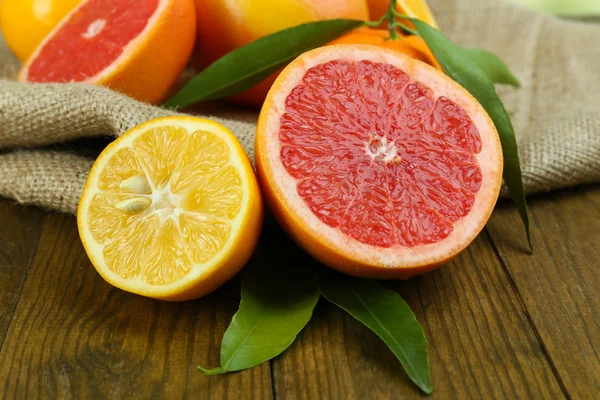 Mycket mogen citrus på trä bakgrund — Stockfoto