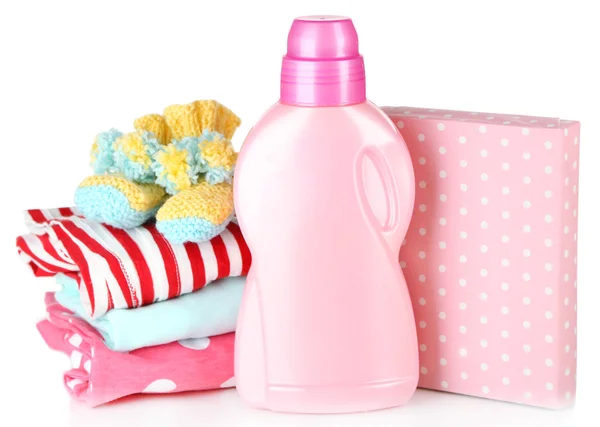 Ammorbidente asciugatrice e detersivo in polvere con bambini vestiti isolati su bianco — Foto Stock