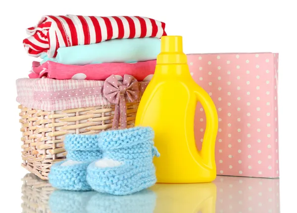 Sèche-linge adoucissant et poudre à laver avec vêtements enfants isolés sur blanc — Photo