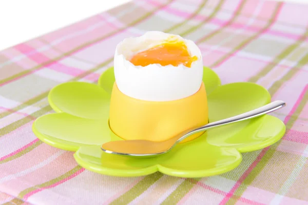 Uovo sodo in tazza di uovo sul tavolo primo piano — Foto Stock