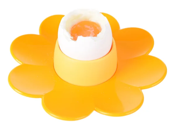 Варёное яйцо в яичной чашке, изолированное на белом — стоковое фото