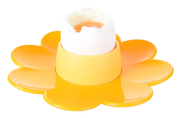 水煮的蛋中蛋杯上白色隔离 — 图库照片